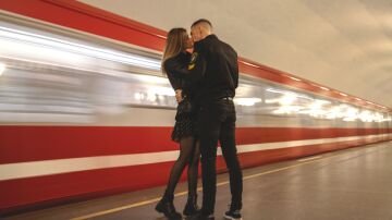 Beso en estaci&oacute;n de trenes