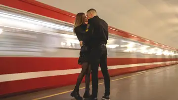 Beso en estación de trenes Beso en estación de trenes