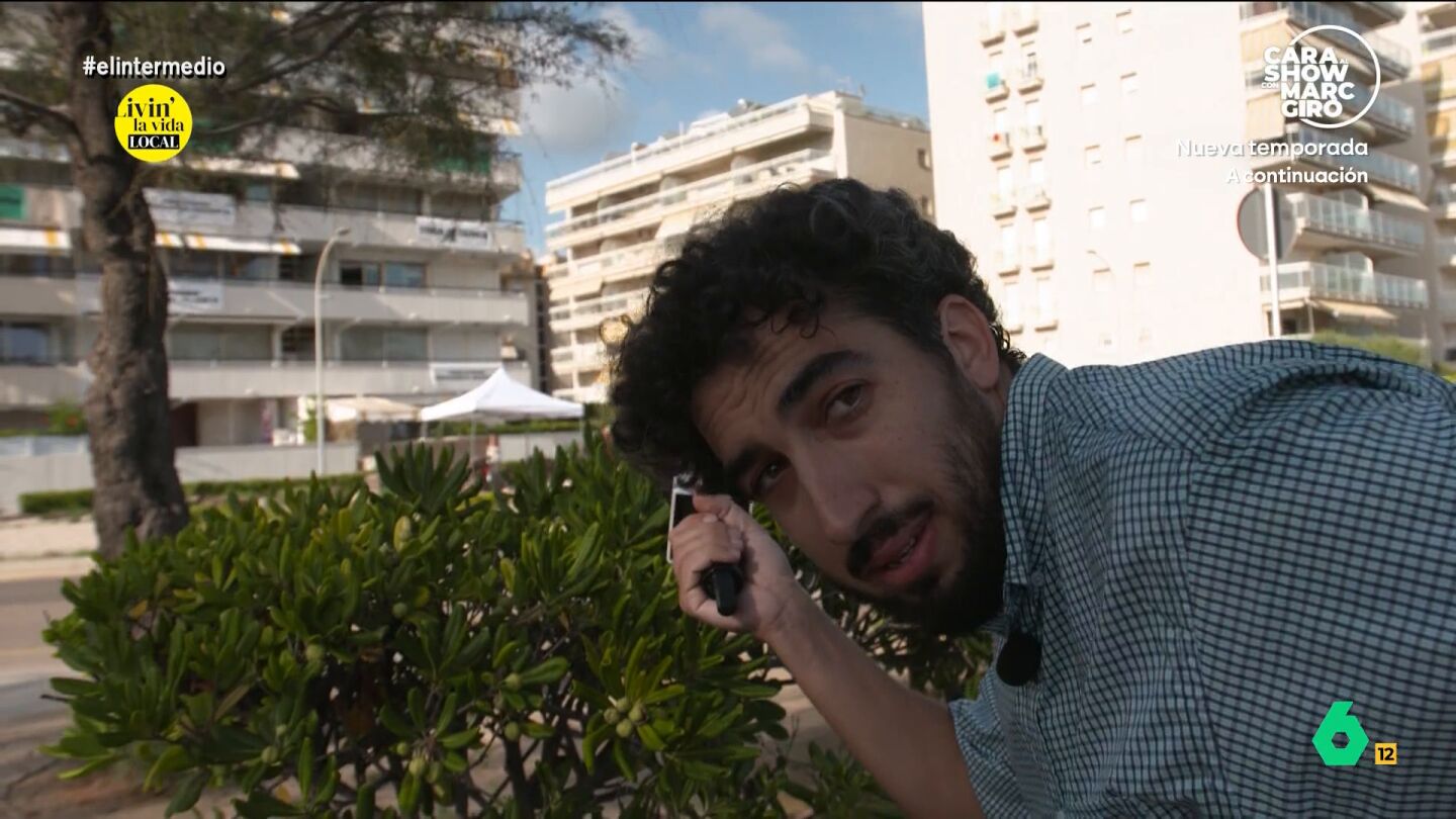 El reportero se ha propuesto solucionar el conflicto existente entre un grupo de jugadores de petanca y unos vecinos de este municipio costero. Los vecinos se quejan del ruido que supuestamente hacen los petanqueros mientras juegan. 