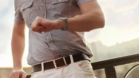 Mirar la hora en el reloj Mirar la hora en el reloj