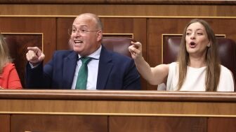 El secretario general del PP, Miguel Tellado, y la portavoz del PP en el Congreso, Ester M&uacute;&ntilde;oz, este mi&eacute;rcoles en el Congreso.