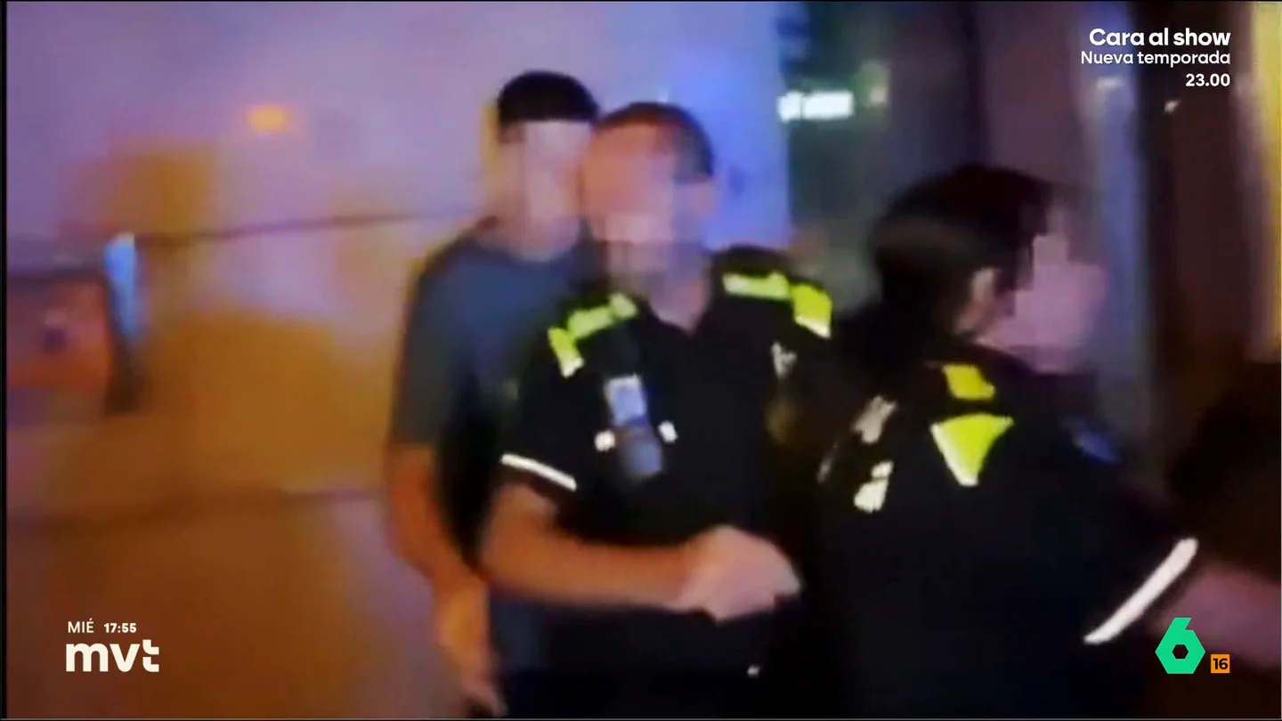 ¿Abuso policial?: un joven recibe un codazo de un Policía Local de Sabadell (Barcelona) El agente le ha asestado un fuerte golpe al joven que termina en el suelo. Desde el ayuntamiento del municipio barcelonés están estudiando qué ocurrió en base a toda la información disponible.