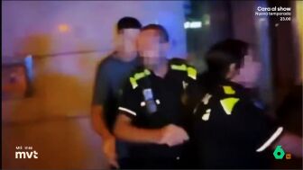 El agente le ha asestado un fuerte golpe al joven que termina en el suelo. Desde el ayuntamiento del municipio barcelon&eacute;s est&aacute;n estudiando qu&eacute; ocurri&oacute; en base a toda la informaci&oacute;n disponible. 