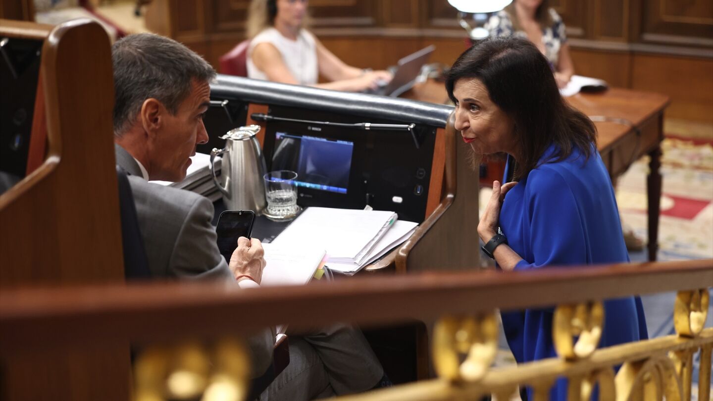 El presidente del Gobierno, Pedro S&aacute;nchez, y la ministra de Defensa, Margarita Robles, conversan durante una sesi&oacute;n plenaria en el Congreso la semana pasada.