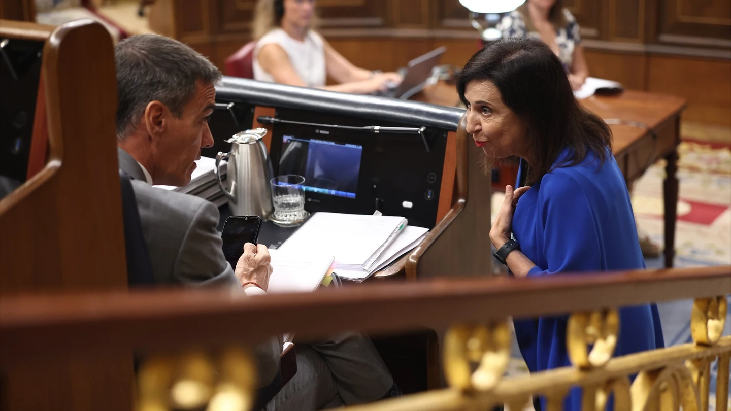 El presidente del Gobierno, Pedro Sánchez, y la ministra de Defensa, Margarita Robles, conversan durante una sesión plenaria en el Congreso la semana pasada. El presidente del Gobierno, Pedro Sánchez, y la ministra de Defensa, Margarita Robles, conversan durante una sesión plenaria en el Congreso la semana pasada.
