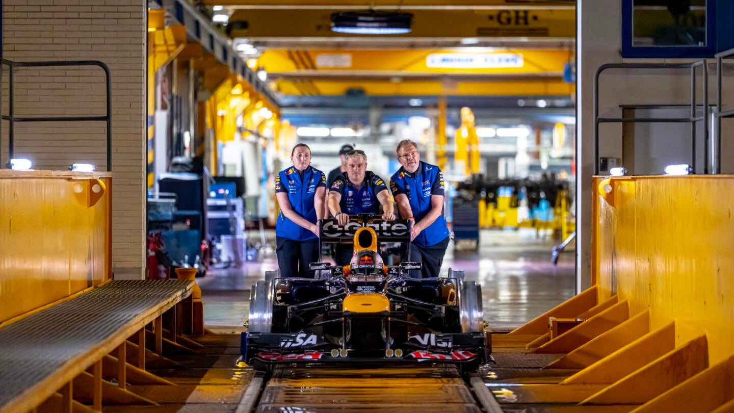 Un monoplaza de la escuder&iacute;a Oracle Red Bull Racing circula sobre las v&iacute;as del Metro de Madrid.