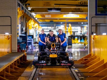 Un monoplaza de la escuder&iacute;a Oracle Red Bull Racing circula sobre las v&iacute;as del Metro de Madrid.
