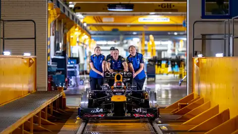 Un monoplaza de la escudería Oracle Red Bull Racing circula sobre las vías del Metro de Madrid. Un monoplaza de la escudería Oracle Red Bull Racing circula sobre las vías del Metro de Madrid.