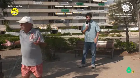 Un petanquero, en Calafell, evita a hablar con Isma Juárez sobre el conflicto vecinal: "Vengo de Zaragoza y quiero paz" El reportero se ha trasladado hasta Calafell, en Tarragona, donde se está viviendo un conflicto vecinal a causa de la petanca. Un grupo de vecinos están en contra de las pistas presente frente a su edificio.
