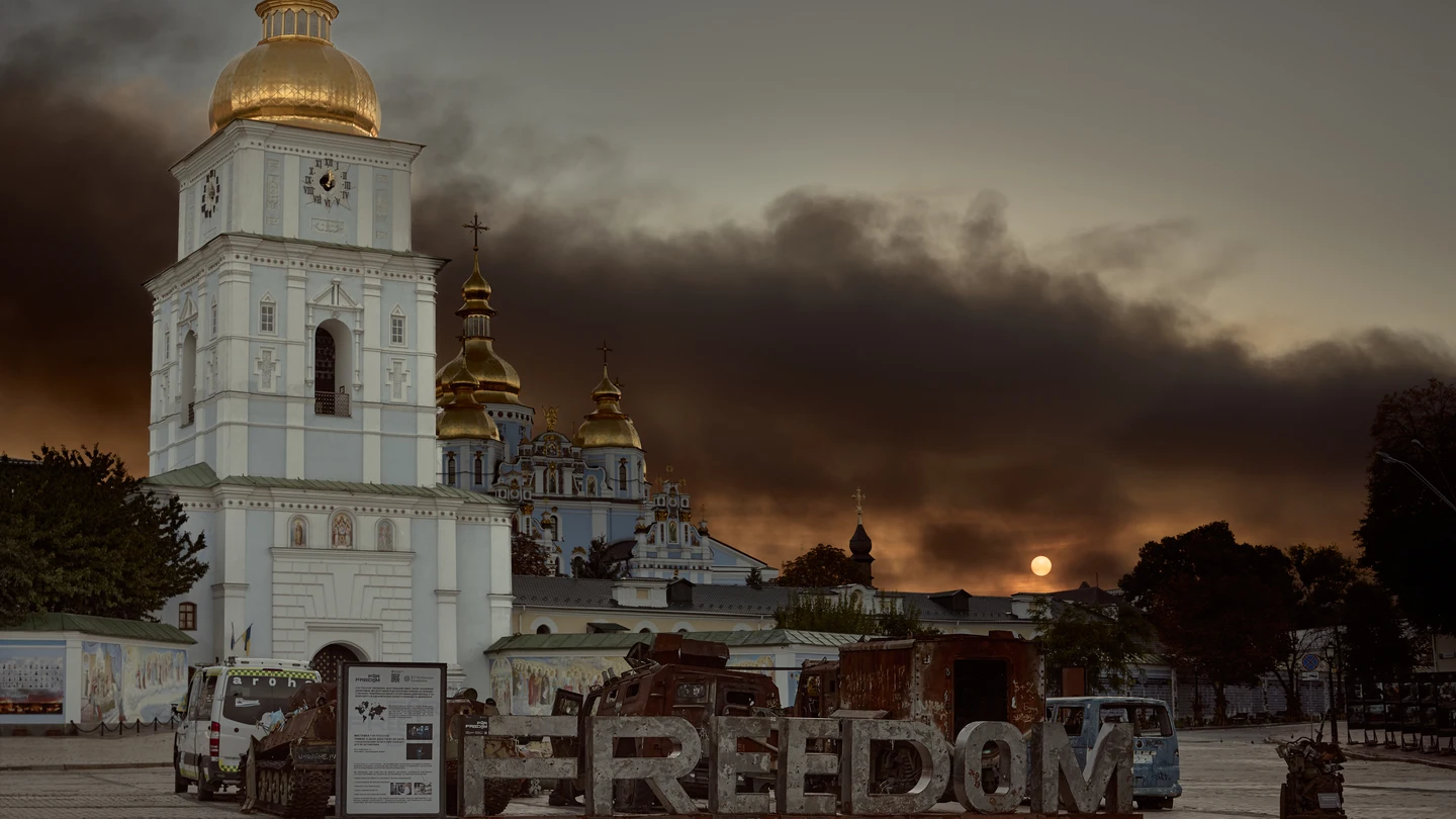 Humo sobre el monasterio de San Miguel de las Cúpulas Doradas, el 8 de septiembre de 2026, en Kyiv (Ucrania) Humo sobre el monasterio de San Miguel de las Cúpulas Doradas, el 8 de septiembre de 2026, en Kyiv (Ucrania)