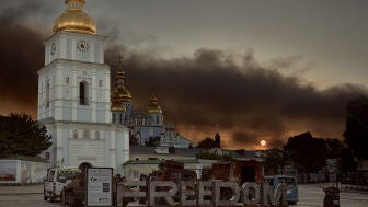 Humo sobre el monasterio de San Miguel de las C&uacute;pulas Doradas, el 8 de septiembre de 2026, en Kyiv (Ucrania)