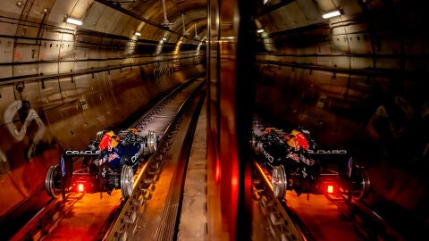 Un monoplaza de la escudería Oracle Red Bull Racing circula sobre las vías del Metro de Madrid.