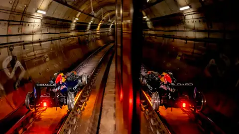 Un monoplaza de la escudería Oracle Red Bull Racing circula sobre las vías del Metro de Madrid. Un monoplaza de la escudería Oracle Red Bull Racing circula sobre las vías del Metro de Madrid.