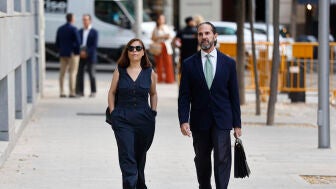 La gerente del PSOE, Ana Mar&iacute;a Fuentes (i) a su llegada este mi&eacute;rcoles a la Audiencia Nacional en Madrid