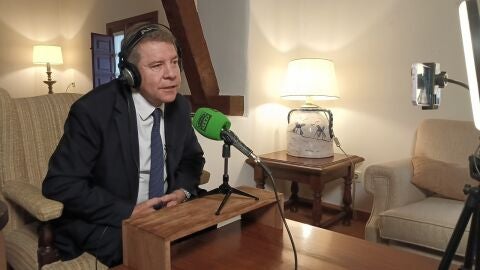 Emiliano Garc&iacute;a - Page, presidente de Castilla - La Mancha, durante su entrevista con M&aacute;s de uno/ Javier Ruiz