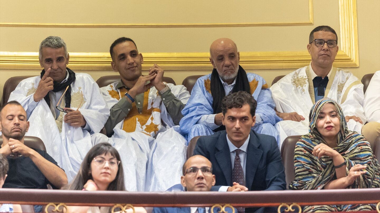 Varios saharauis acuden como p&uacute;blico a la sesi&oacute;n plenaria en el Congreso de los Diputados.