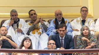 Varios saharauis acuden como p&uacute;blico a la sesi&oacute;n plenaria en el Congreso de los Diputados.
