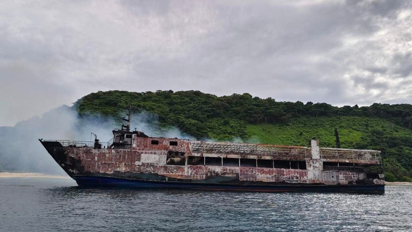 Ferry incendiado en Filipinas