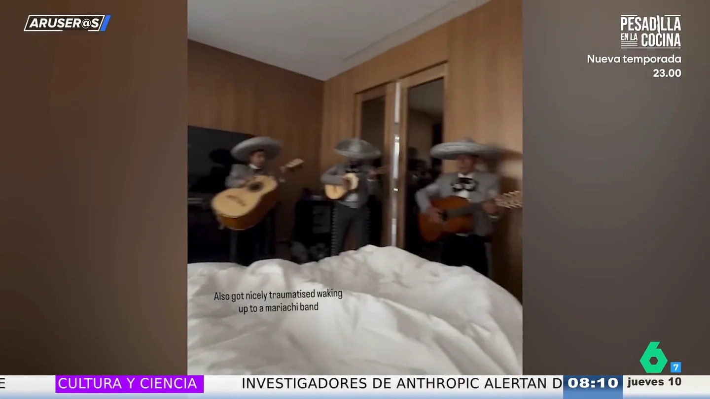 Rosalía despierta a Loli Bahía con mariachis en su habitación: esta es la reacción de su novia Rosalía despierta a Loli Bahía con mariachis en su habitación: esta es la reacción de su novia
