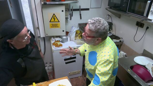 El cocinero de 'La bodeguita de los 50' abandona el local delante de Chicote y lanza una peineta: "A mamarla todos, cada uno a su p*** casa"