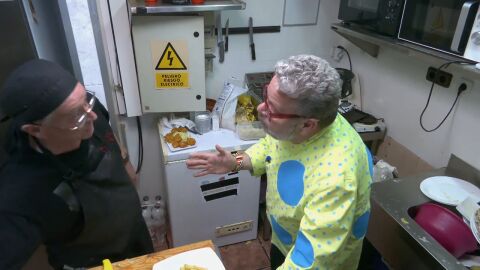 El cocinero de 'La bodeguita de los 50' abandona el local delante de Chicote y lanza una peineta: "A mamarla todos, cada uno a su p*** casa"
