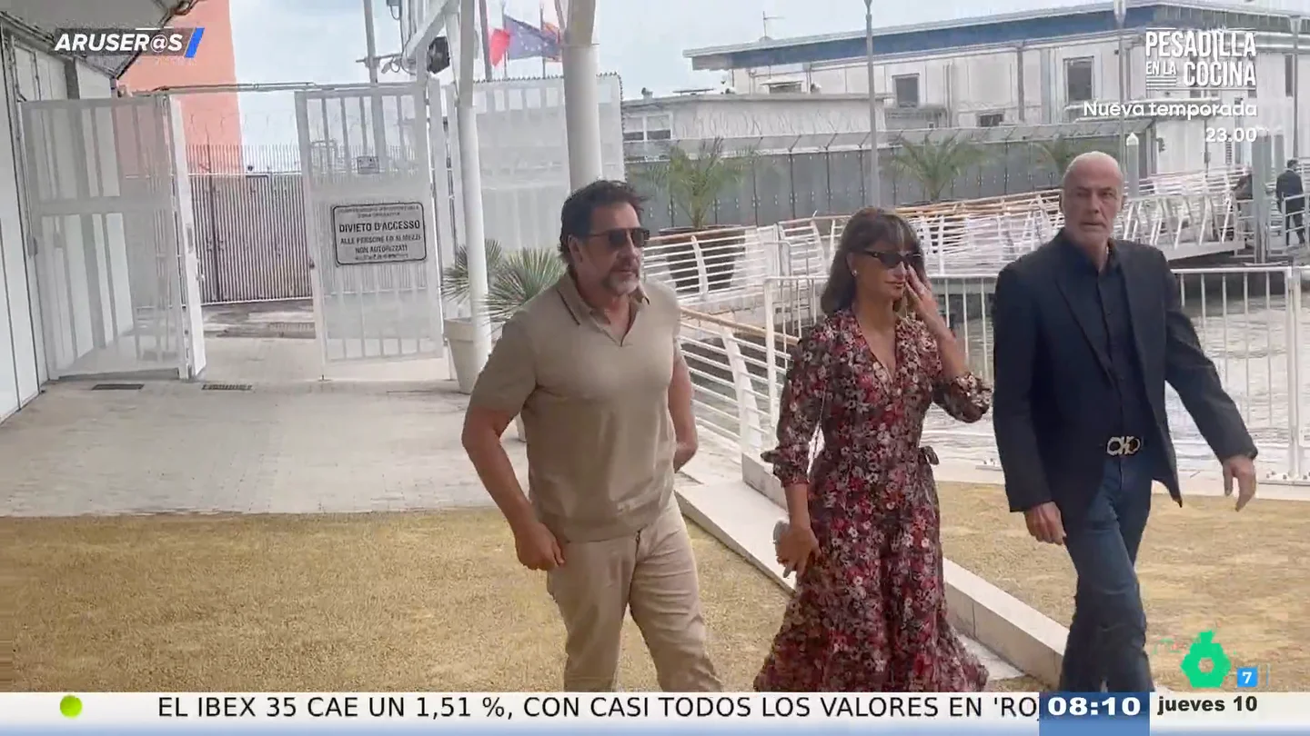 Penélope Cruz y Javier Bardem se despiden de Venecia cogidos de la mano tras triunfar en el Festival Penélope Cruz y Javier Bardem se despiden de Venecia cogidos de la mano tras triunfar en el Festival