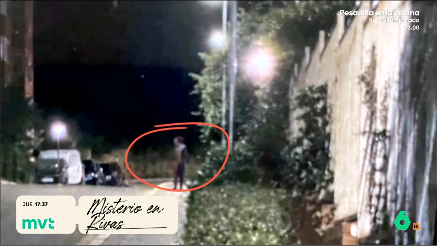 Misterio en Rivas-Vaciamadrid: ¿quién aterroriza a los vecinos vestido de payaso? En redes sociales se han comenzado a compartir unas inquietantes imágenes en las que se puede ver a una o varias personas vestidas de payaso recorriendo las calles de este municipio madrileño.