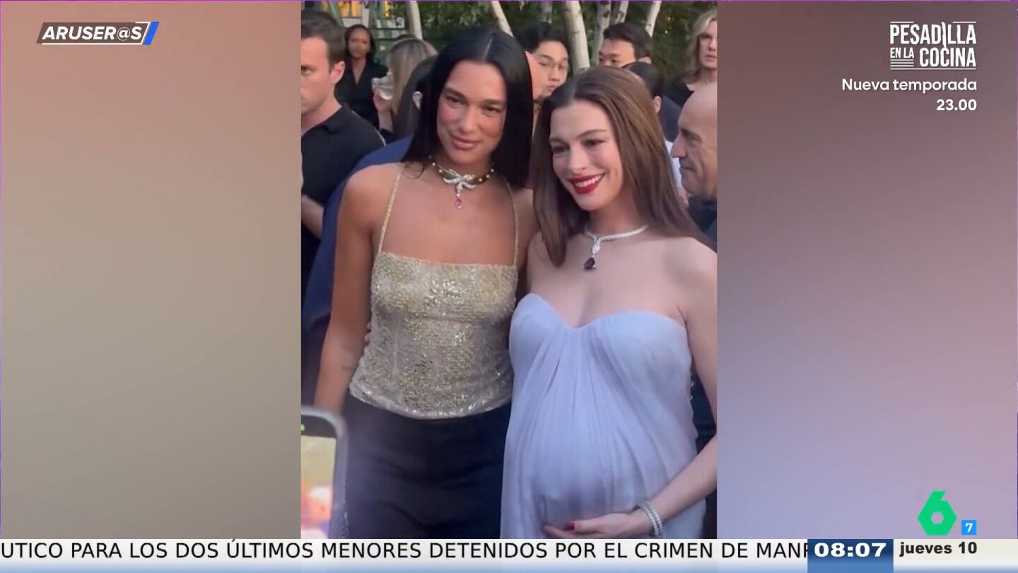 Dua Lipa y Anne Hathaway