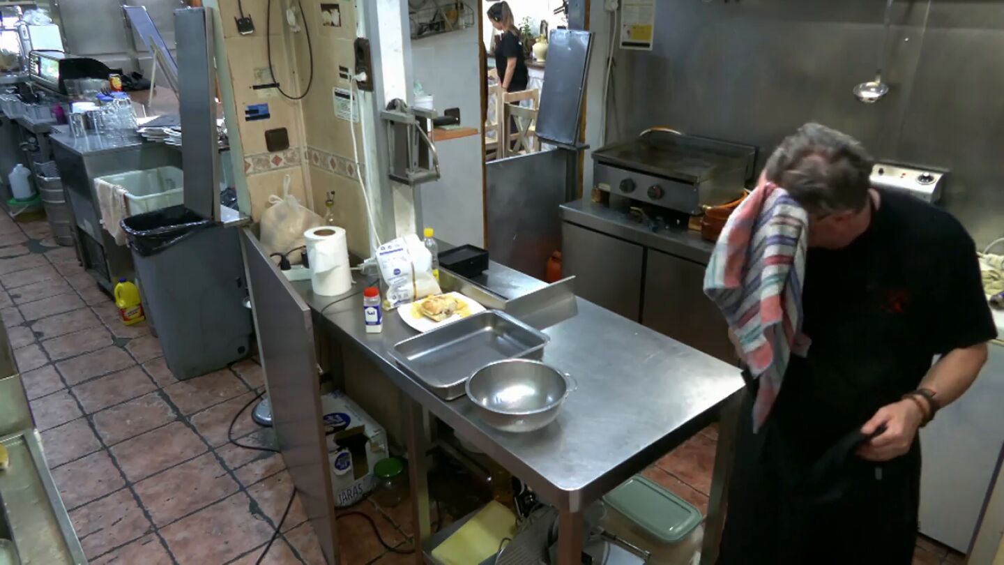 La impactante confesi&oacute;n de una camarera de 'La bodeguita de los 50': "Aqu&iacute; no como, el cocinero es superguarro y me da asco"