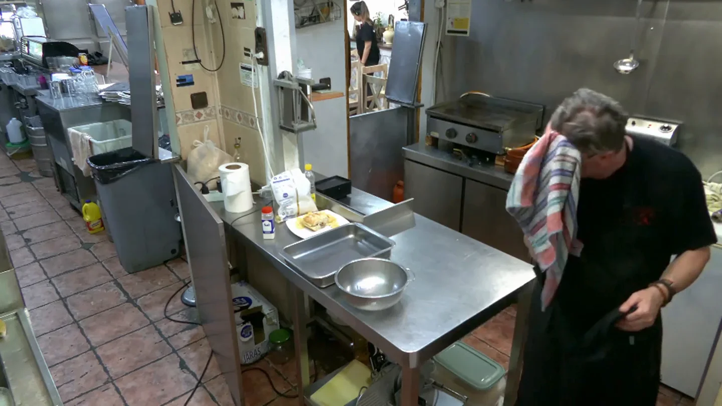 La impactante confesión de una camarera de 'La bodeguita de los 50': "Aquí no como, el cocinero es superguarro y me da asco" La impactante confesión de una camarera de 'La bodeguita de los 50': "Aquí no como, el cocinero es superguarro y me da asco"