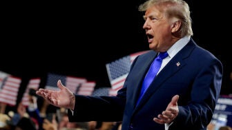 El presidente de Estados Unidos, Donald Trump, sube al escenario durante la Convenci&oacute;n Nacional Republicana de mitad de mandato en Dallas, Texas (EEUU), el 9 de septiembre de 2026.