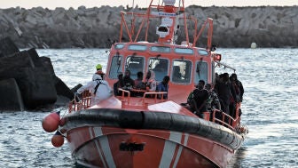 Rescatan un cayuco con 152 personas y un cad&aacute;ver a bordo al sur de El Hierro