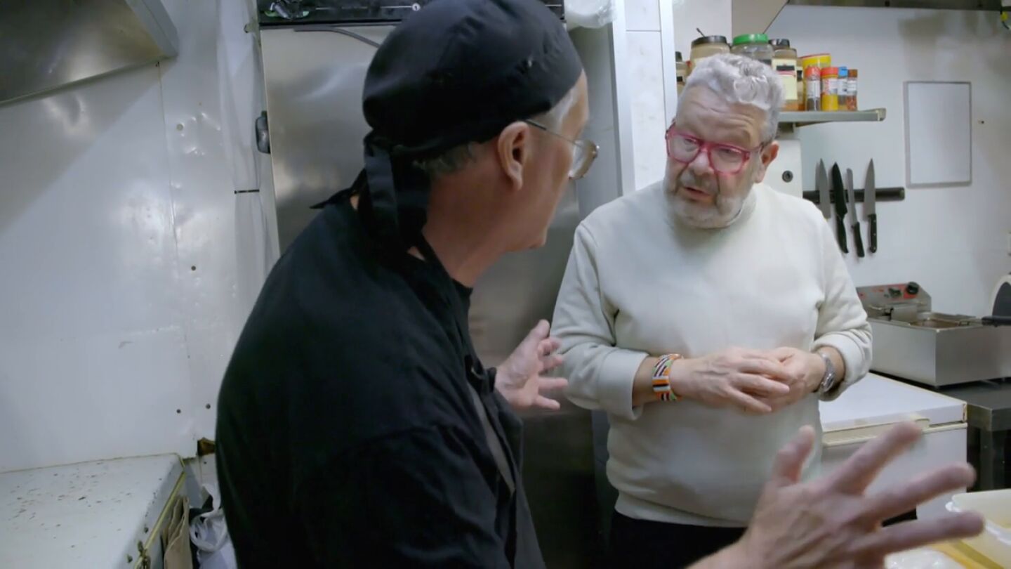 El tenso cara a cara de Alberto Chicote con el cocinero de 'La bodeguita de los 50': "Un espect&aacute;culo cojonudo, digno del Circo del Sol"