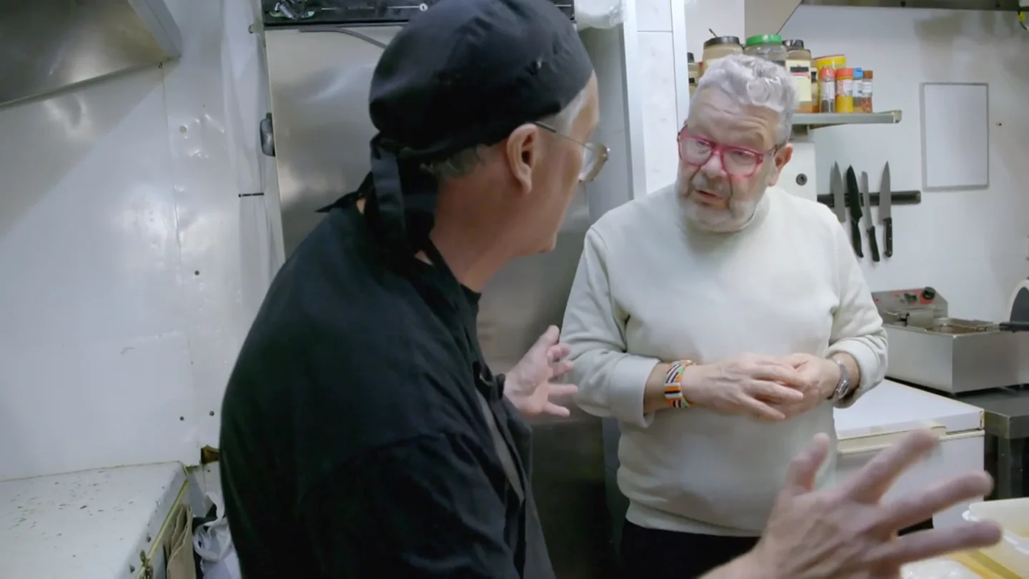 El tenso cara a cara de Alberto Chicote con el cocinero de 'La bodeguita de los 50': "Un espectáculo cojonudo, digno del Circo del Sol" El tenso cara a cara de Alberto Chicote con el cocinero de 'La bodeguita de los 50': "Un espectáculo cojonudo, digno del Circo del Sol"
