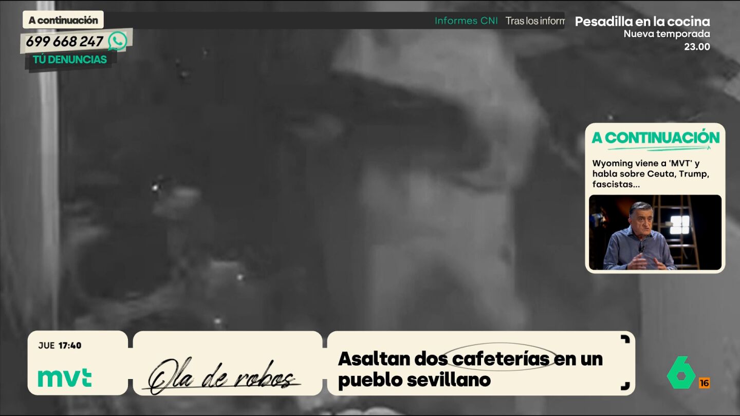 Como se puede ver en las im&aacute;genes, el ladr&oacute;n entra en el local sin que la alarma salte y consigue llegar hasta el interior de la barra sin mostrar su rostro. 