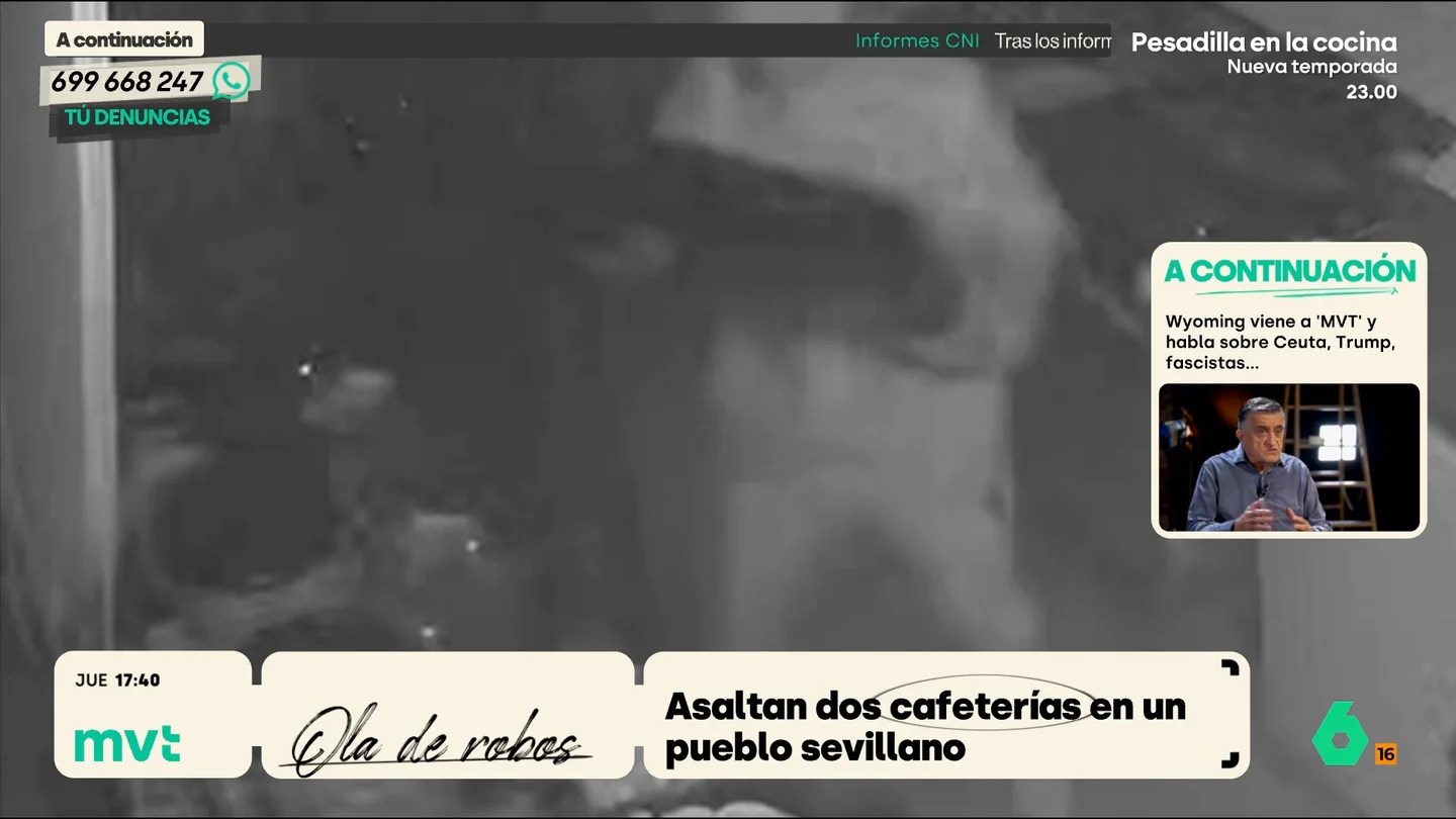 Asaltan dos cafeterías en Alcalá de Guadaíra (Sevilla): todavía no se ha detenido al responsable Como se puede ver en las imágenes, el ladrón entra en el local sin que la alarma salte y consigue llegar hasta el interior de la barra sin mostrar su rostro.