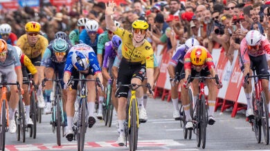 Ciclistas de La Vuelta llegando a meta en la plaza de toros de Sevilla. A 09 de septiembre de 2026, Sevilla (Andaluc&iacute;a, Espa&ntilde;a)