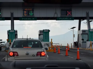 Haciendo cola en el peaje Haciendo cola en el peaje