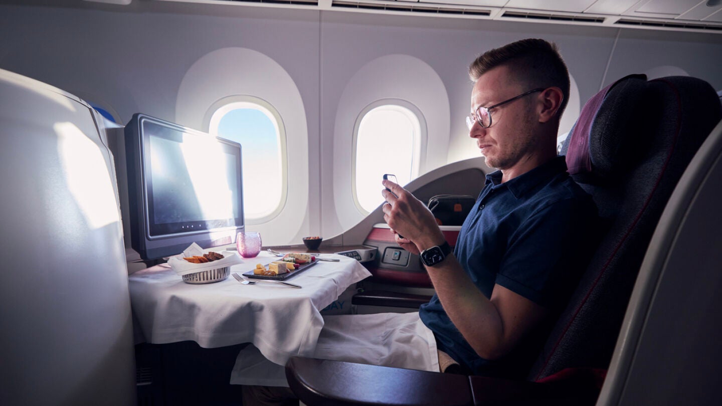 Pasajero de un avi&oacute;n con el m&oacute;vil