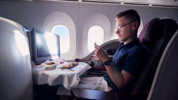 Pasajero de un avi&oacute;n con el m&oacute;vil