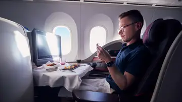 Pasajero de un avión con el móvil Pasajero de un avión con el móvil
