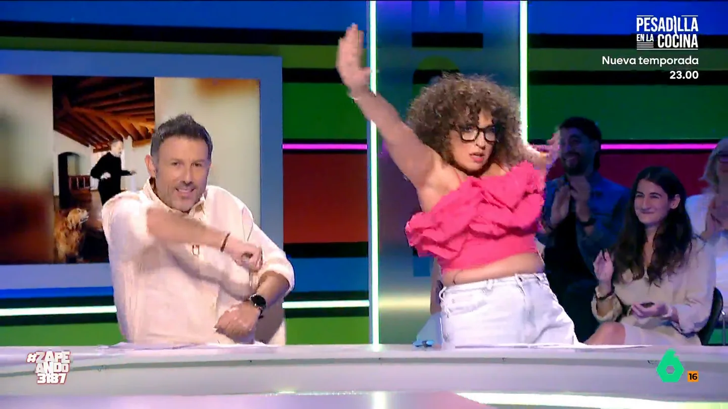 Los zapeadores imitan el último baile viral de Miguel Bosé: "Para sustituir al yoga por la mañana me encanta" El artista ha subido a su perfil de Instagram un nuevo vídeo haciendo uno de sus particulares bailes y los zapeadores no han dudado en acompañar al cantante con un baile similar.