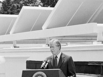 El presidente Jimmy Carter frente a las placas fotovoltaicas que mandó instalar en el tejado de la Casa Blanc.a El presidente Jimmy Carter frente a las placas fotovoltaicas que mandó instalar en el tejado de la Casa Blanc.a