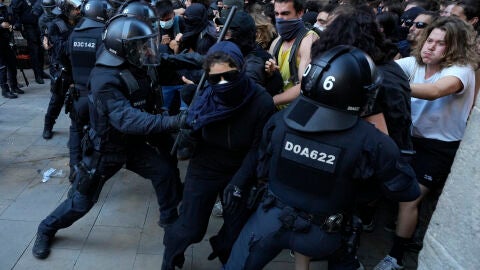 Los Mossos d'Esquadra cargan este jueves en el Fossar de les Moreres de Barcelona contra los manifestantes convocados por organizaciones del entorno de la CUP y otros grupos de izquierdas catalanes