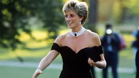 Sale a subasta el 'vestido de la venganza' que Lady Di lució tras hacerse pública la infidelidad de Carlos con Camila Sale a subasta el 'vestido de la venganza' que Lady Di lució tras hacerse pública la infidelidad de Carlos con Camila