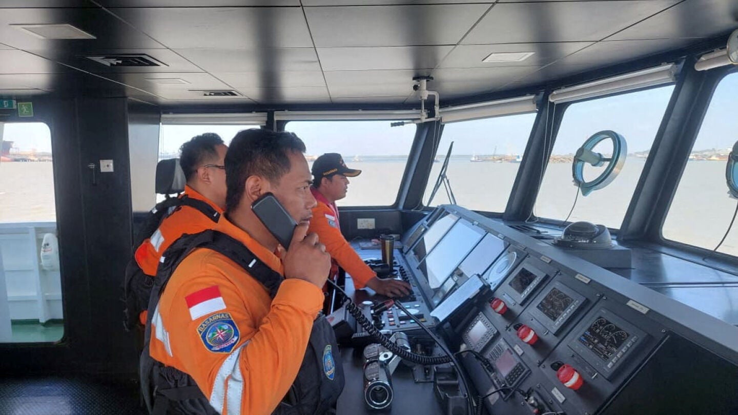 Un muerto y 140 desaparecidos en un nuevo naufragio en Indonesia.