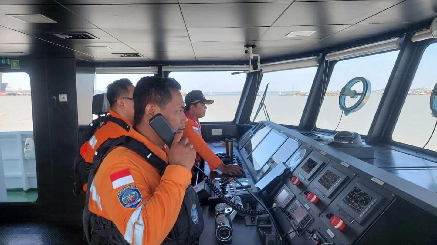Un muerto y 140 desaparecidos en un nuevo naufragio en Indonesia. Un muerto y 140 desaparecidos en un nuevo naufragio en Indonesia.