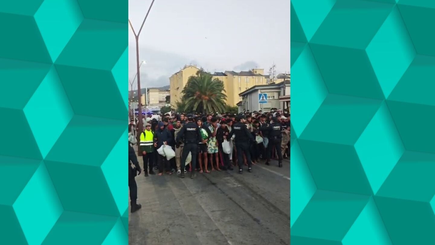 La Polic&iacute;a traslada a cientos de migrantes en Ceuta