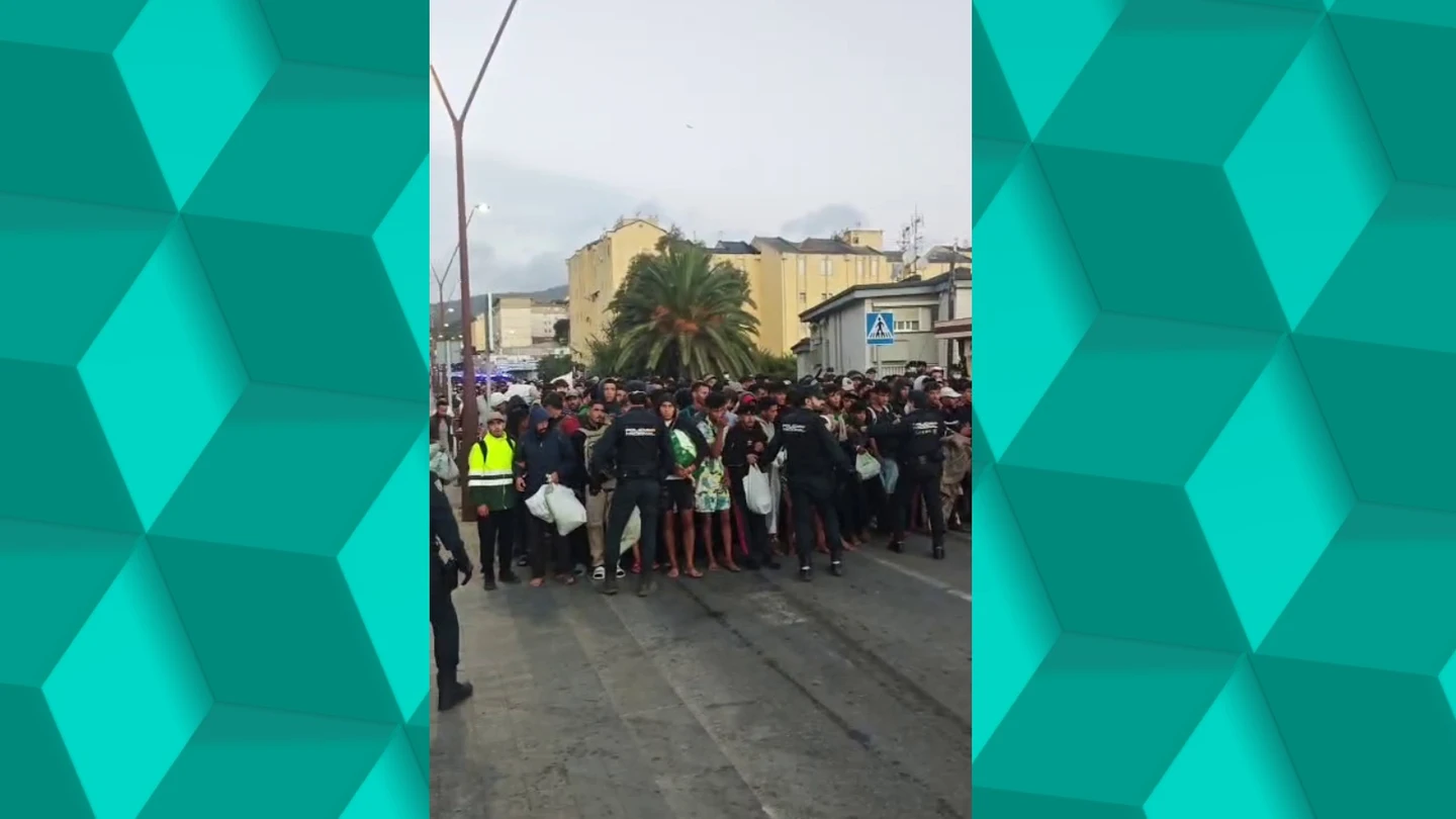 La Policía traslada a cientos de migrantes en Ceuta La Policía traslada a cientos de migrantes en Ceuta