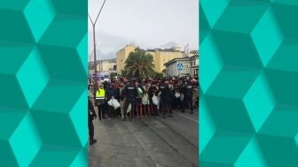 La Polic&iacute;a traslada a cientos de migrantes en Ceuta